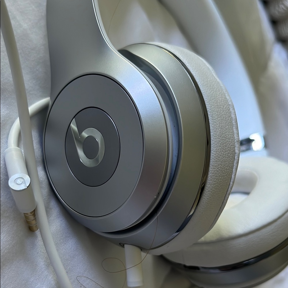 Silver Wireless Beats Solo3 Over-Ear Headphones. Charger, case, wire included.